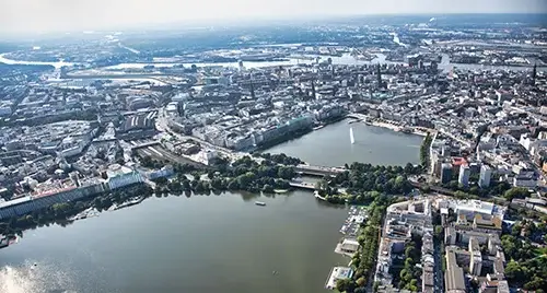 Luftbild von Hamburg. Blick über die Außen- und Binnenalster. Im Hintergrund sind Elbe und Hafen zu sehen.