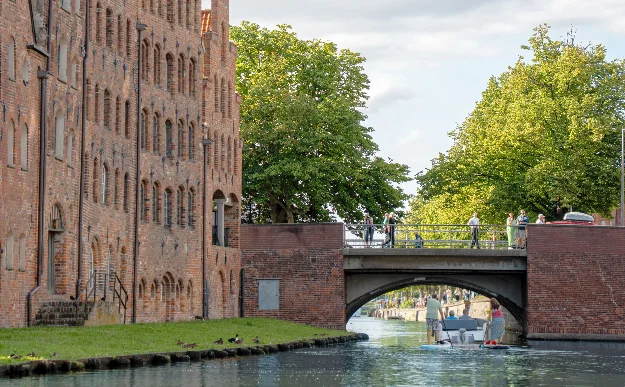 Menschen auf der Trave in Lübeck.