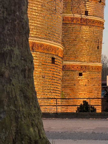 Nachaufnahme eines Ausschnitts des Holstentors in Lübeck.