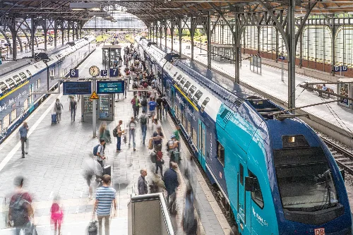 Bahnsteig. Regionalbahn nach von Lübeck nach Hamburg.