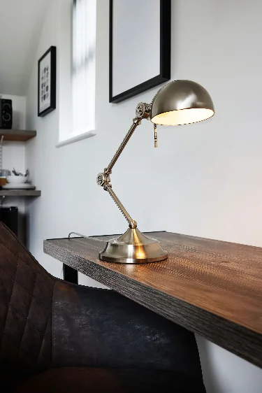 Schreibtischlampe auf einem Schreibtisch.