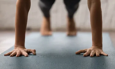 Arme einer Frau beim Liegestütz. Foto: fizkes, adobe.stock.com