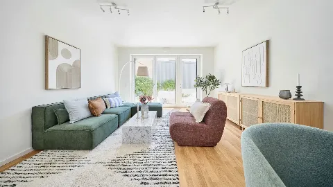 Sofalandschaft im Wohnzimmer des Musterhauses in UP TOWN Houses.