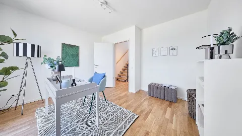 Arbeitszimmer mit Blick auf die Zimmertür des Musterhauses in UP TOWN Houses.