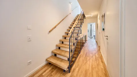 Treppe von der ersten in die zweite Etage des Musterhauses in UP TOWN House.