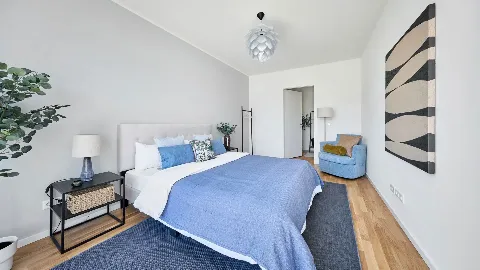 Schlafzimmer mit Blick auf die Tür zum Ankleidezimmer des Musterhauses in UP TOWN Houses.