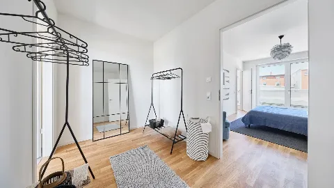 Ankleidezimmer mit Blick ins Schlafzimmer des Musterhauses in UP TOWN Houses.