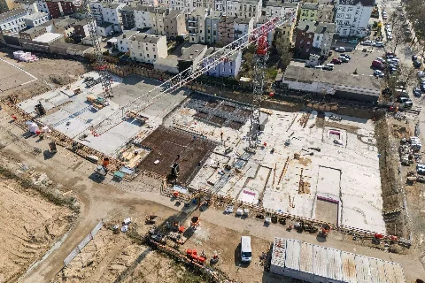 Blick auf den Tiefbau von Baufeld 4 in der NEUEN MEILE in Lübeck aus der Vogelperspektive
