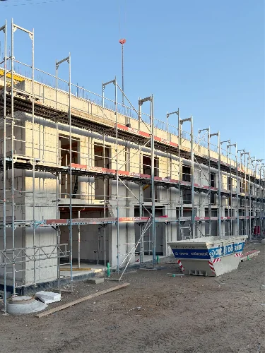 Foto des Rohbaus der Townhouses im Hochformat.