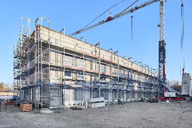 Foto des Rohbaus mit den eingebauten Fenstern der Townhouses in der Perspektivansicht.