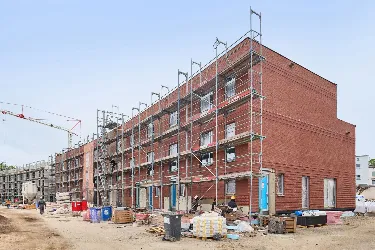 Foto des Rohbaus mit der anngebrachten Fassade an den Townhouses in der Perspektivansicht.