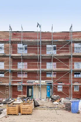 Foto des Rohbaus mit der anngebrachten Fassade an den Townhouses in der Frontalansicht.